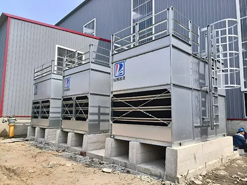 How does the closed cooling tower achieve water-saving effects?